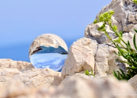 Glaskugel-Kroatien-Pflanze-und-Meer